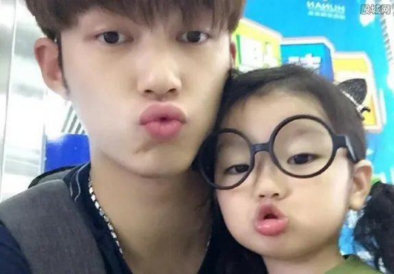 董力抱阿拉蕾亮相 阿拉蕾崔雅涵父母是谁背景大揭秘