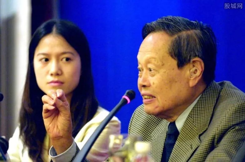 你娶我女儿我娶你孙女 翁帆爸娶杨振宁孙女真的假的?