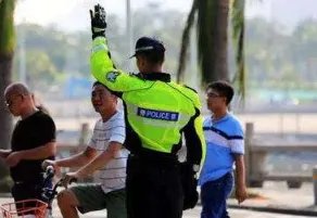 外卖小哥载交警一路猛追酒驾男,民警对此有何表示?