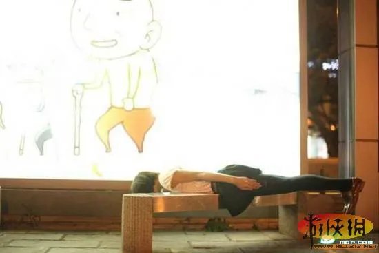 台湾仆街少女走红网络 无厘头媲美东京漂浮少女