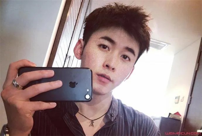 何炅柴格两个人的关系 传二者关系非同一般