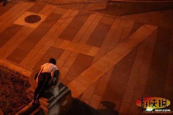 台湾仆街少女走红网络 无厘头媲美东京漂浮少女