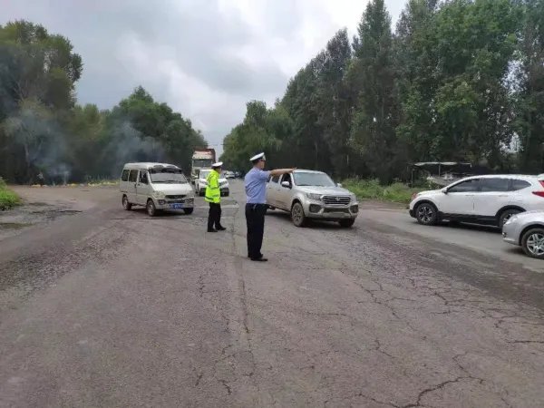 湖北一司机突然鸣笛致老人倒地身亡，司机该不该为老人的死负责？