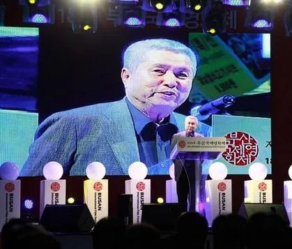 韩国第18届釜山电影节直播 郭富城担任主持众女星争芳斗艳