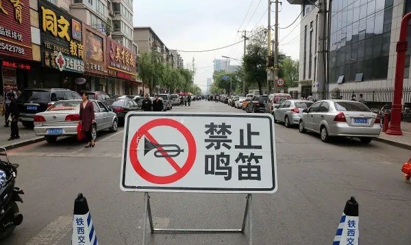 湖北一司机突然鸣笛致老人倒地身亡，司机该不该为老人的死负责？