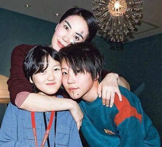 窦靖童晒与王菲同框照 两人罕见同框笑容明朗十分温馨