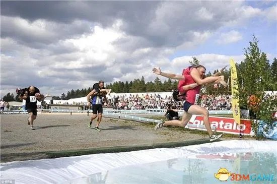 可借妻参赛 世界背老婆跑步大赛:这个姿势醉了