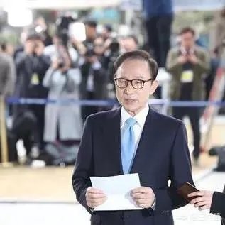 如何看待检方起诉李明博,并申请冻结其财产这件事?