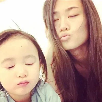 奥莉妈妈李安琪年龄曝光 母亲皮肤娇嫩似女儿