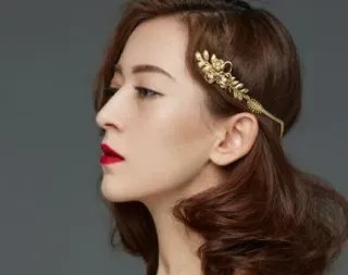 央视主持人尼格买提被传婚姻走到头,被妻子取关微博,双方无互动,咋回事?