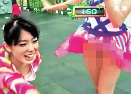 湖南卫视女主持人裙底泄春光被网友质疑 简直毫无底线