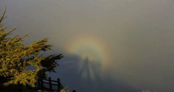 太白山惊现佛光 七彩光环十分罕见令人叹为观止