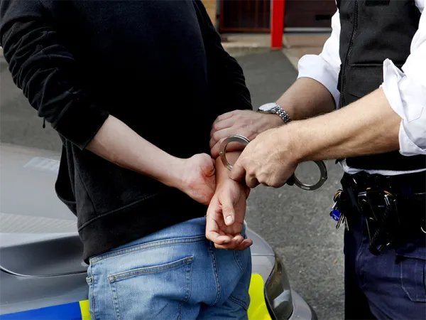 男子冒充大校招摇撞骗17年，该男子的真实身份是什么？