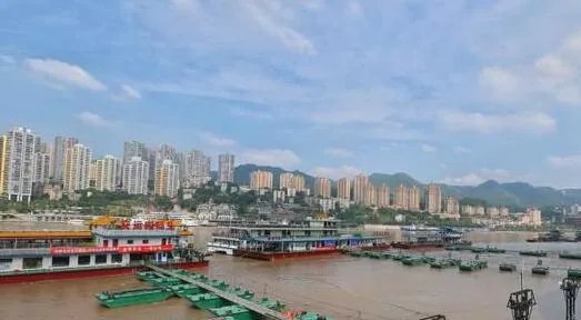 重庆洪崖洞附近商业街被淹是怎么回事 积水已没过成年人小腿