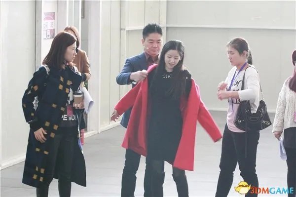 霸道总裁狂秀恩爱 京东CEO刘强东帮奶茶妹穿衣理容