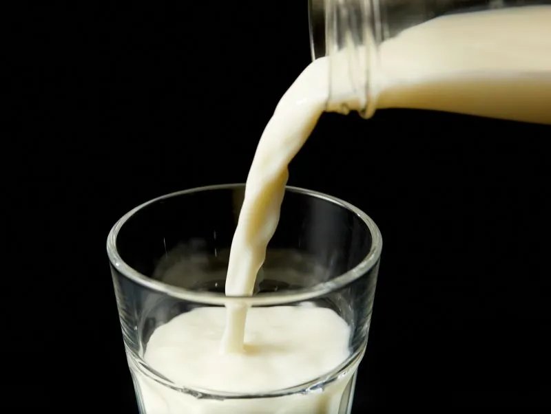 用牛奶洗脸好吗