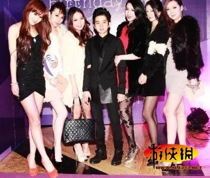 深圳16岁顶级富二代：女友无数 玩三国杀爱COS