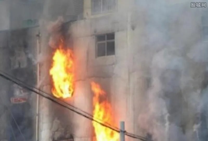 因和男友发生争吵 愤怒女子点燃男友家