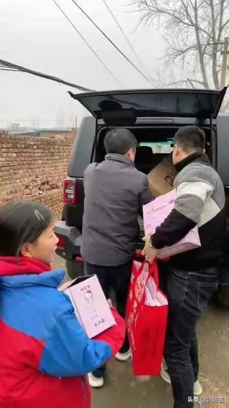 保定14岁女孩，靠捡废品撑起家和梦想，她得做法值得称赞吗？