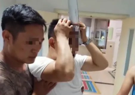 青年头插菜刀在医院等候治疗是怎么回事?