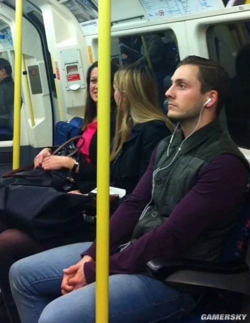 英国地铁帅哥爆红 妹子看的口水直流