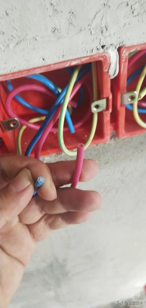 电视墙上插座该如何布置？