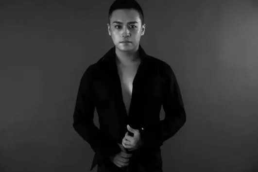 有一句歌词叫做“那么多的悲伤,那么多的信仰”这首歌叫什么名字?