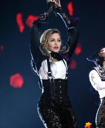 麦当娜开唱迟到两小时 由铁笼从天而降观众疯了
