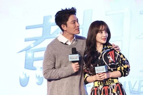 贾乃亮现身李小璐住所，为了孩子二人要复合吗？