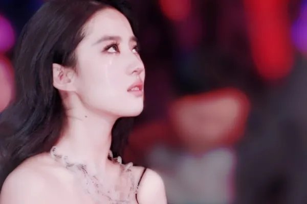 刘亦菲和她妈妈对比，你认为谁最好看?