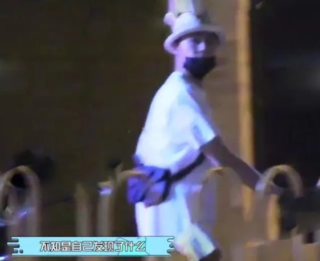 张铭恩现身胡冰卿小区：发现有人偷拍就离开了