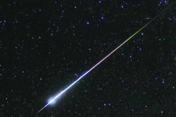 40秒回顾英仙座流星雨划过天际 “流星雨”是怎么形成的