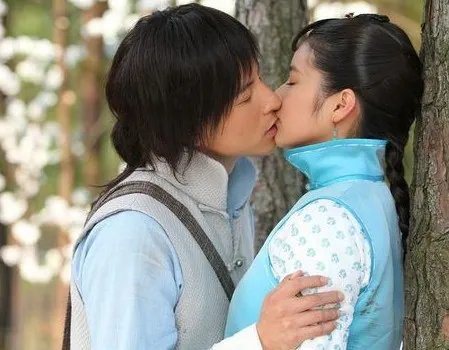 赏金猎人吻戏尴尬NG多 大型民国剧再现虐恋情深