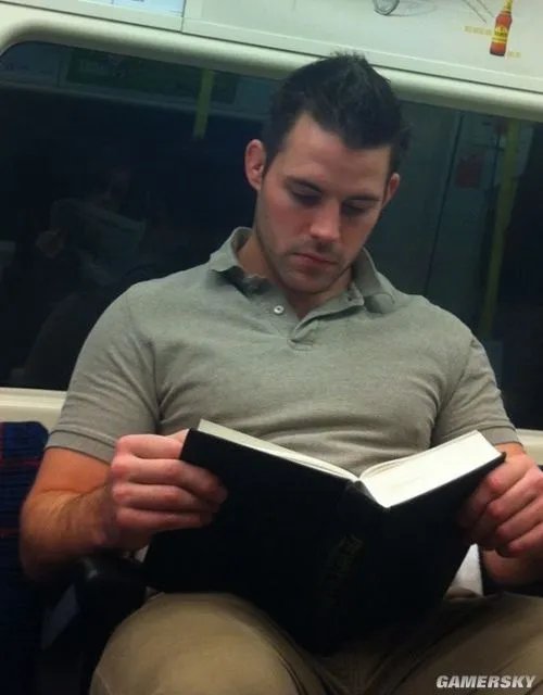 英国地铁帅哥爆红 妹子看的口水直流