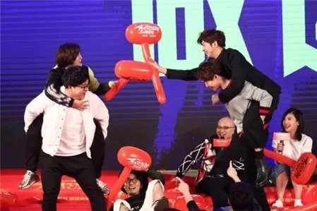 陈柏霖遭叫兽强吻 经历最“羞耻”发布会