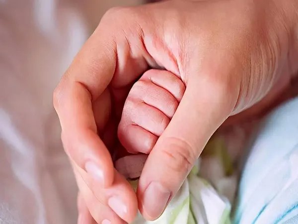 吉雪萍三胎成功诞下双胞胎，三子一女生活幸福令人称羡！