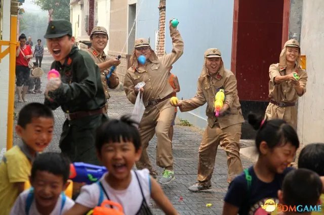 全民打鬼子！山东一景区现儿童扮八路用水枪打鬼子