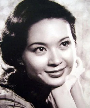 演员方舒近况遭曝光 漂亮女儿首曝光清纯不输老妈