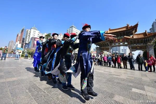 为什么僵尸要穿清朝的官服?