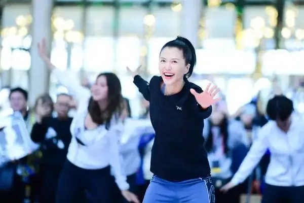 谭维维发布新歌《披光》，如何评价她声音中的爆发力？