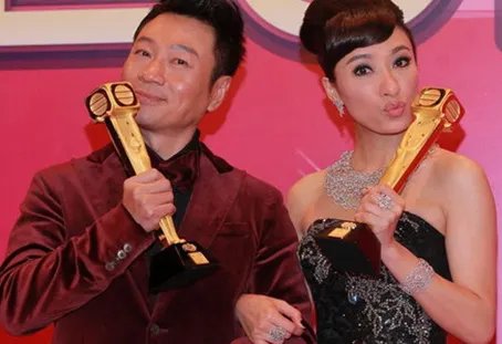 杨怡男友罗仲谦落泪 原因是杨怡被封视后