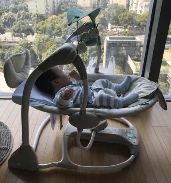 安徽一位爸爸拿出39年前的摇床给宝宝睡,那个年代的摇摇床长什么样子?