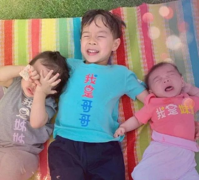 郭晶晶三胎后现身:身材恢复的好心情也极好