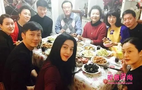 范冰冰家族照曝光:个个相貌出众最美竟是她(图)