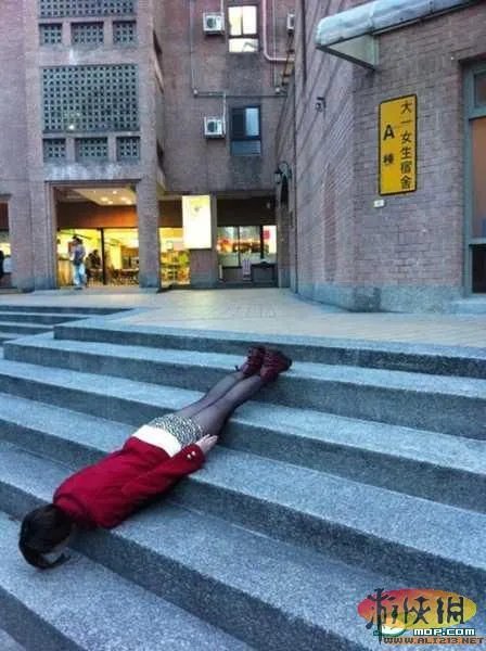 台湾仆街少女走红网络 无厘头媲美东京漂浮少女