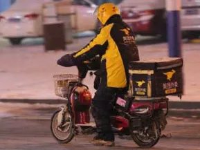 外卖小哥载交警一路猛追酒驾男,民警对此有何表示?