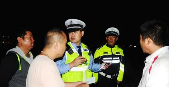 高速上司机违规驾驶大客车遇查后丢下一车乘客跑了是真的吗？