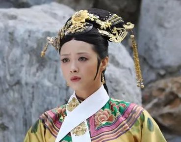 历史上的年世兰，深受雍正宠爱，地位仅次皇后