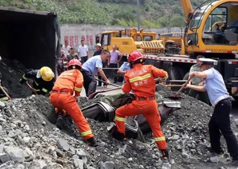 卡车倾卸碎石误将男子掩埋3分钟，该名男子情况如何？