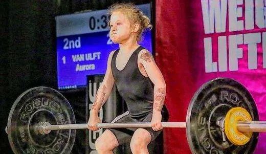 7岁女孩举起80公斤杠铃，为何小小年纪就有如此惊人的爆发力？